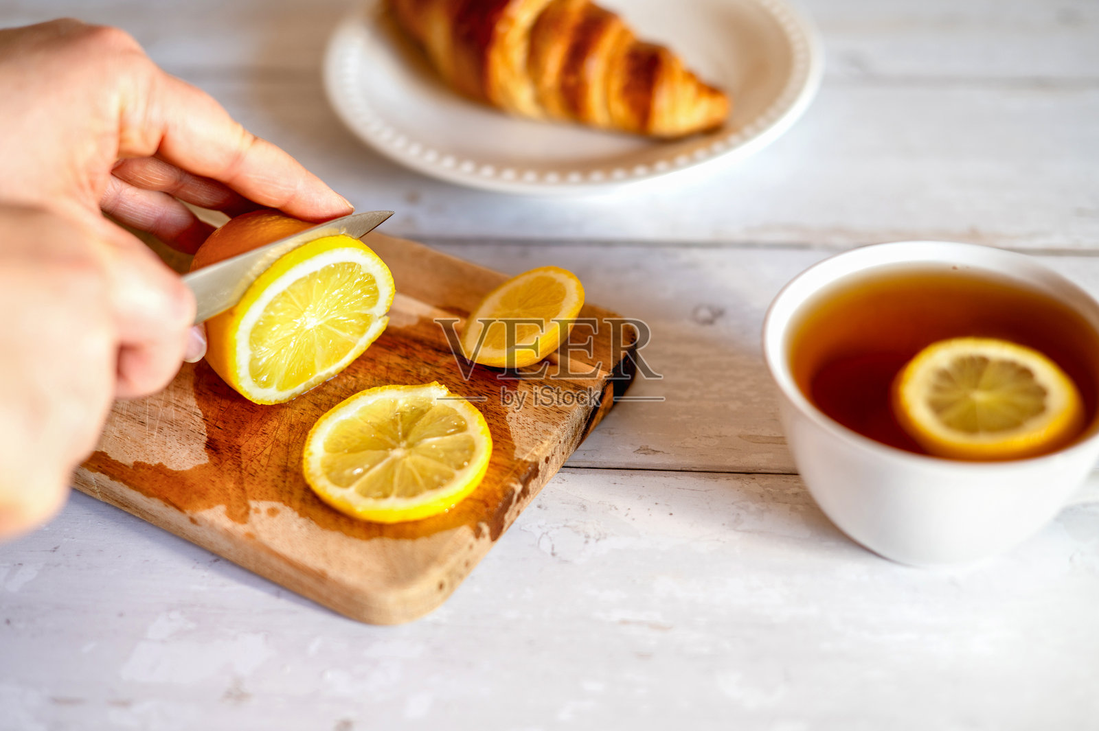 特写：家中手切新鲜柠檬泡茶照片摄影图片