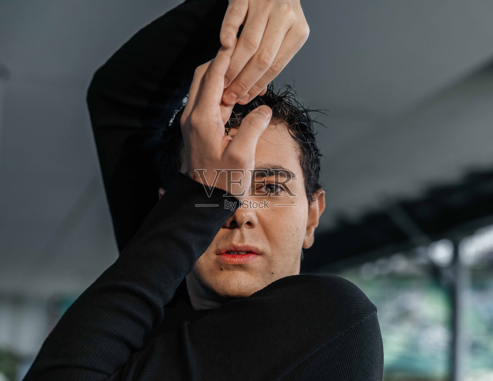 年轻的西班牙裔男性当代舞者优雅地摆出造型照片摄影图片