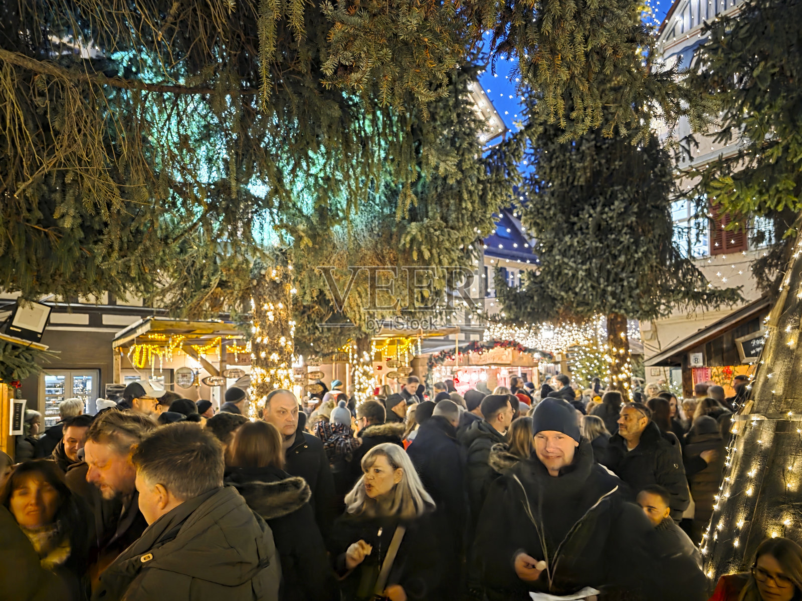 著名的探险森林圣诞市场吸引冬季游客照片摄影图片