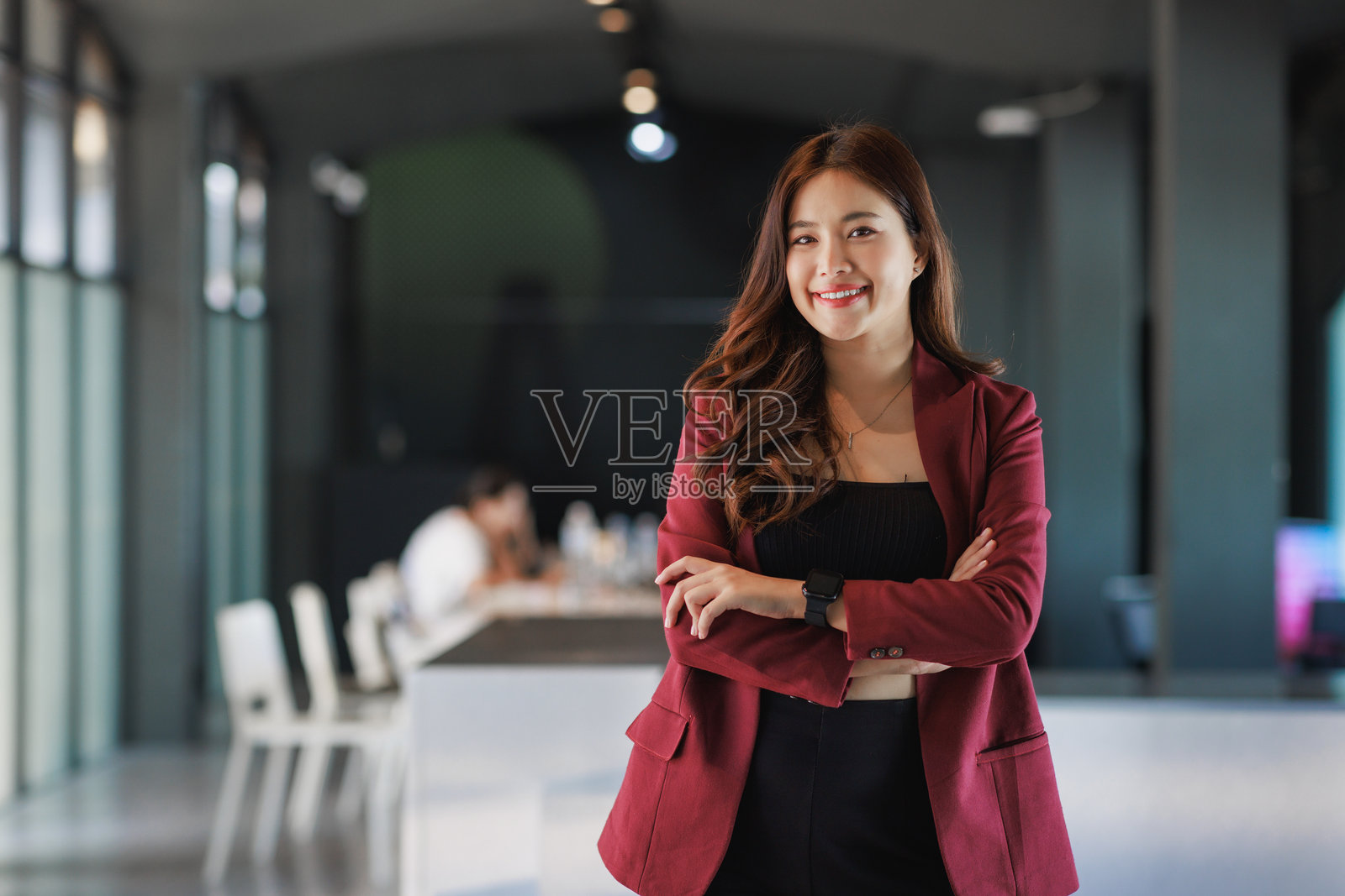 自信的年轻亚洲女商人微笑着在现代办公室里照片摄影图片