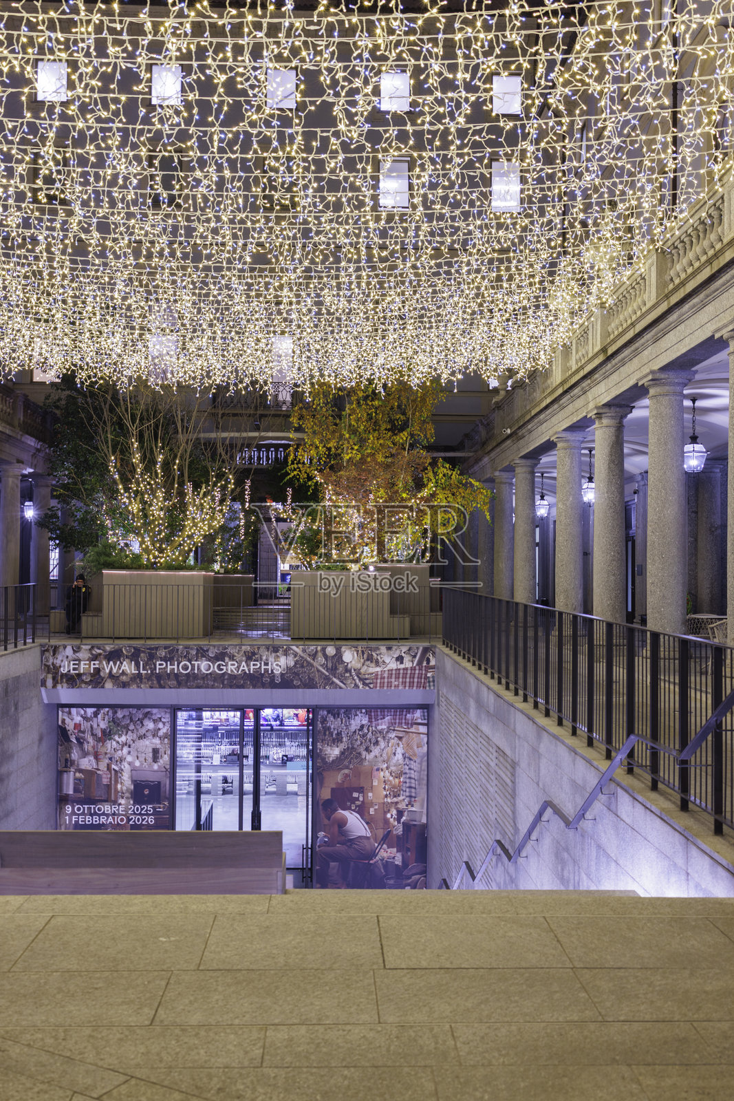 圣诞节装饰的银行入口庭院照片摄影图片