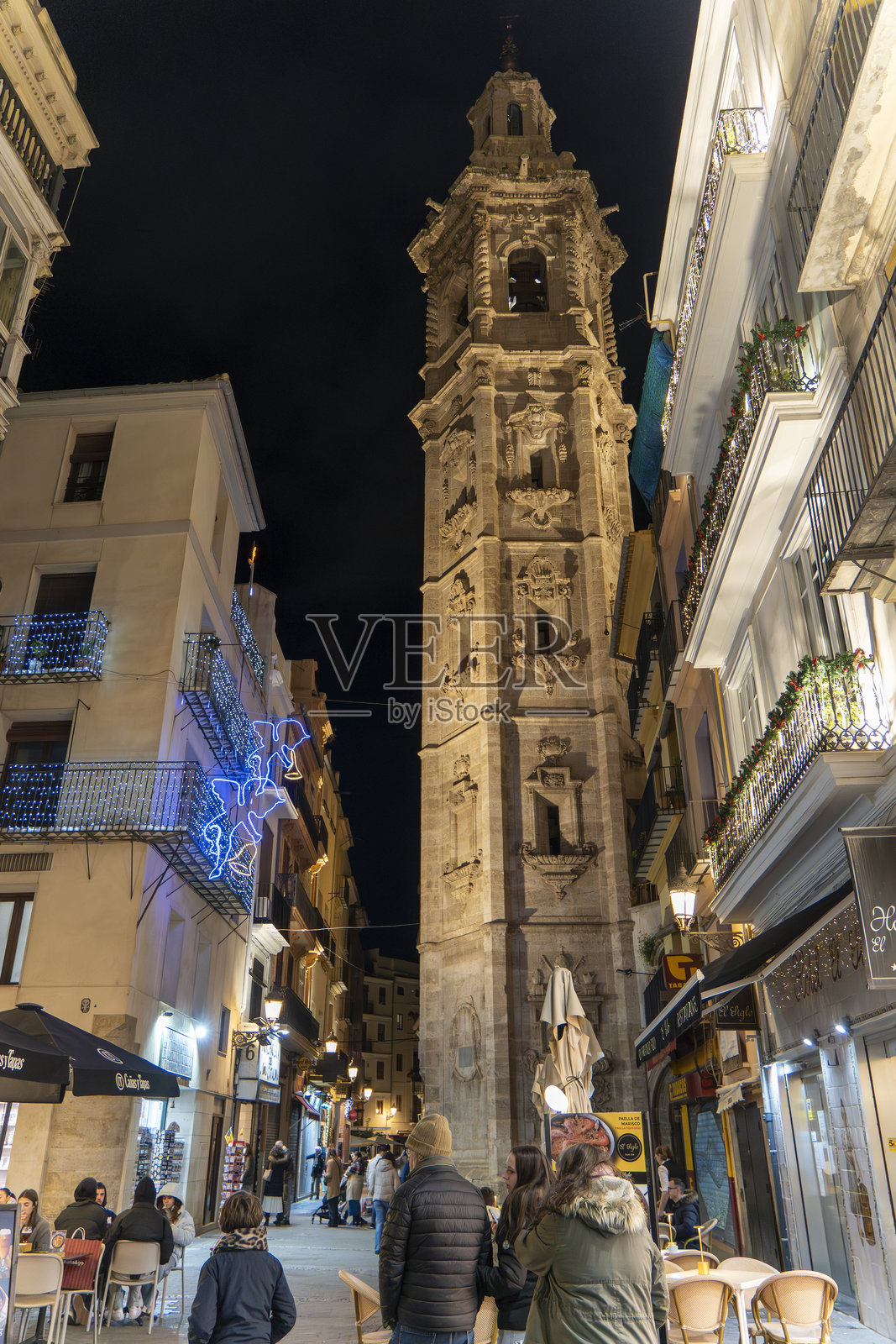 西班牙瓦伦西亚历史中心夜景，装饰着圣诞灯饰照片摄影图片