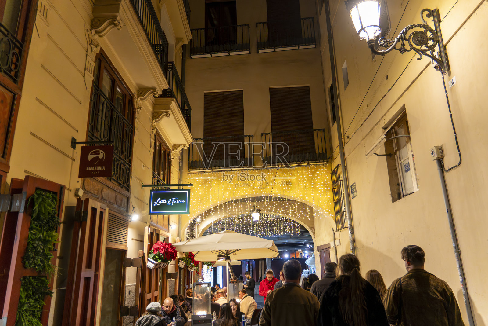 西班牙瓦伦西亚历史中心夜景，装饰有圣诞彩灯照片摄影图片