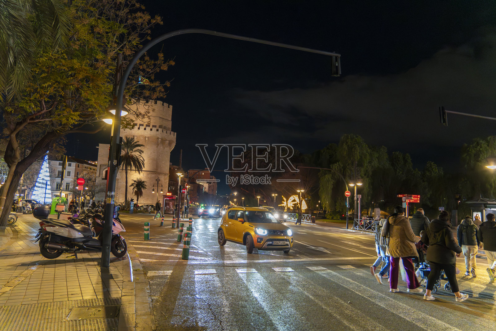西班牙瓦伦西亚历史中心夜景，配有圣诞灯饰照片摄影图片