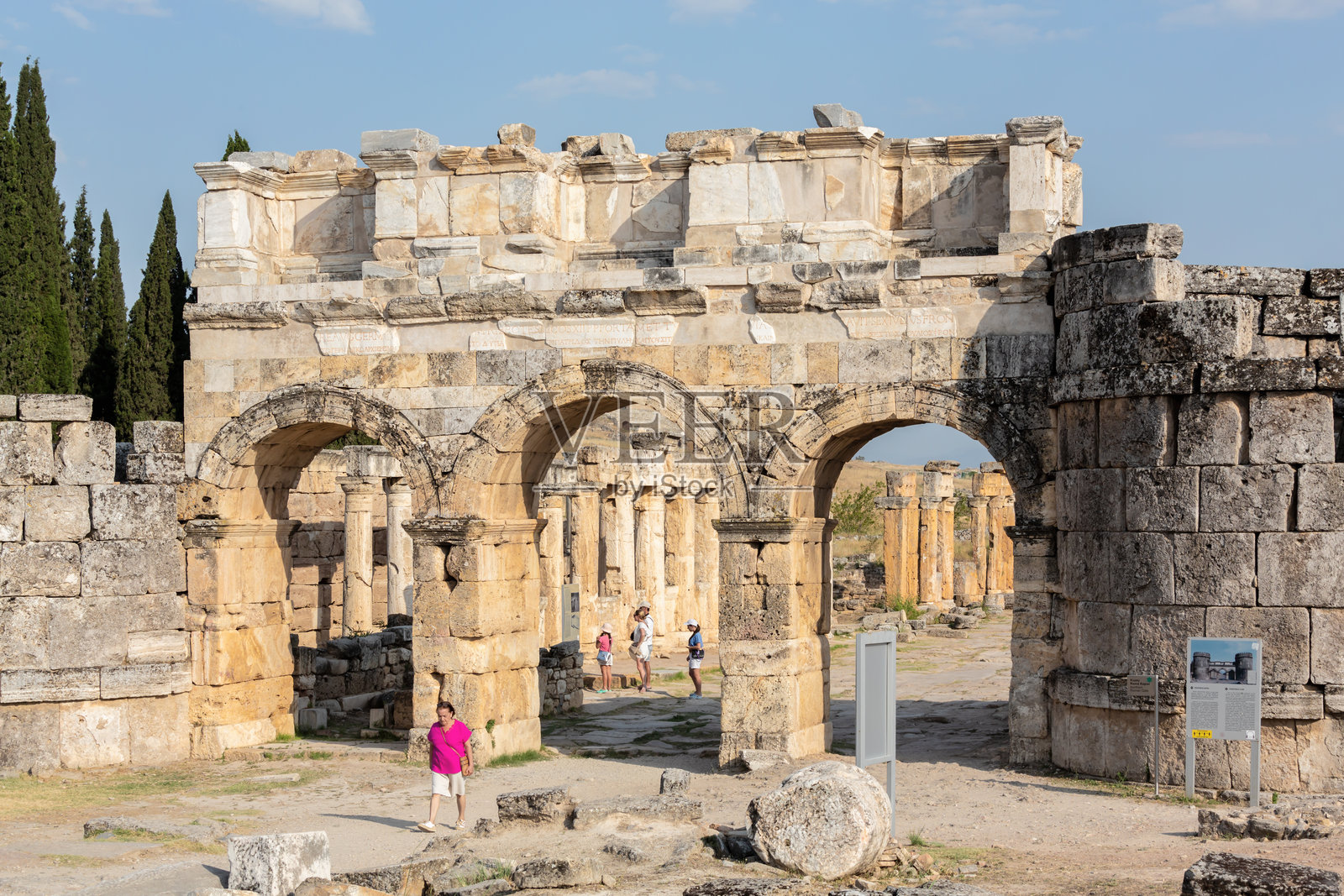 土耳其棉花堡古希拉波利斯遗址前门弗龙蒂努斯门照片摄影图片
