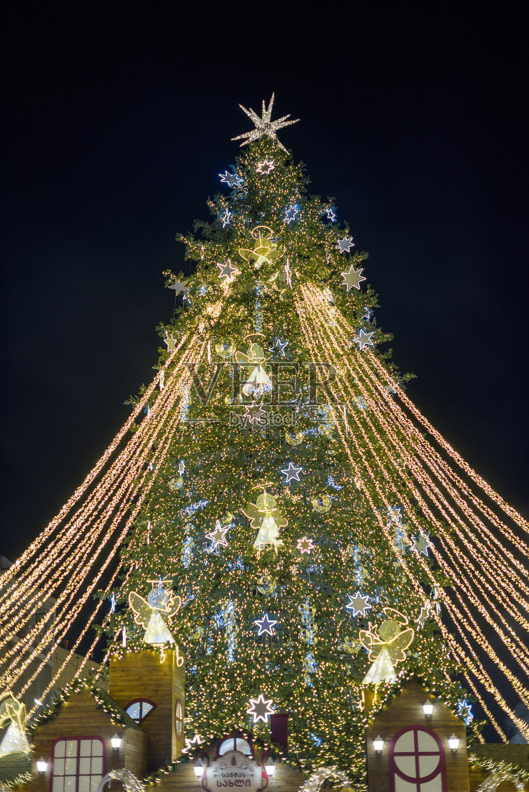格鲁吉亚首都第比利斯圣诞市场和村庄里的传统圣诞树照片摄影图片