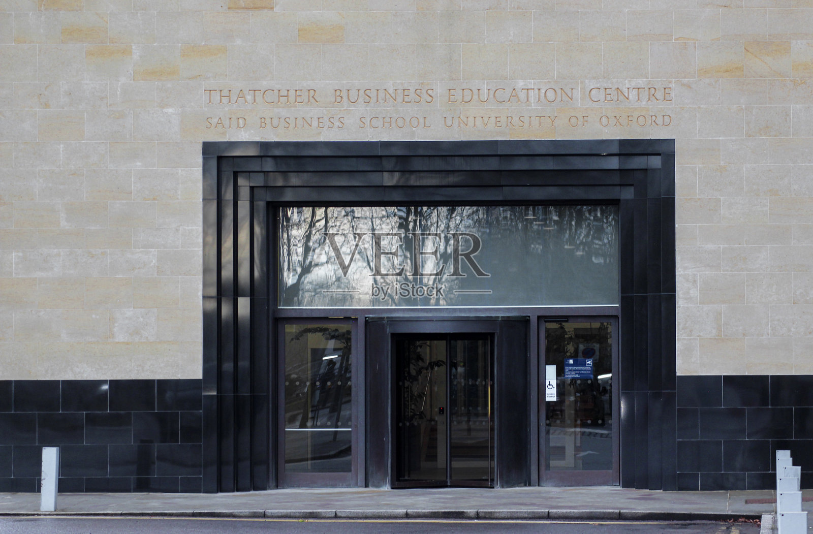 撒切尔商业教育中心的入口大门照片摄影图片