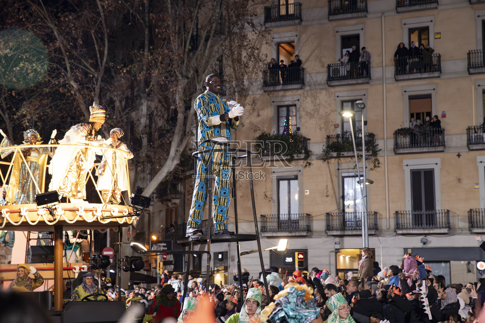 身着鲜艳嘉年华服饰的表演者在西班牙巴塞罗那的城市游行中照片摄影图片