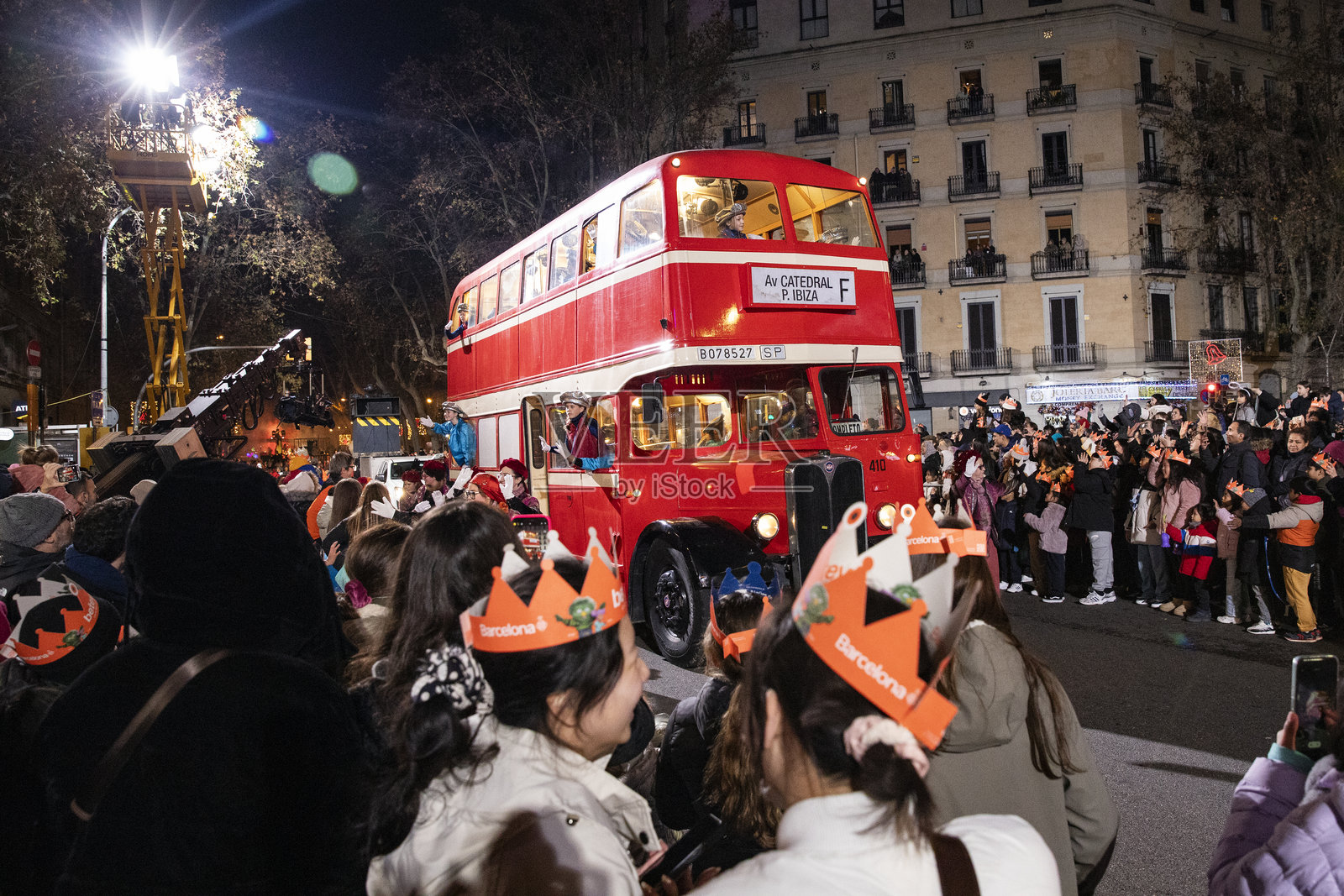 西班牙巴塞罗那城市游行中身着鲜艳嘉年华服饰的表演者照片摄影图片