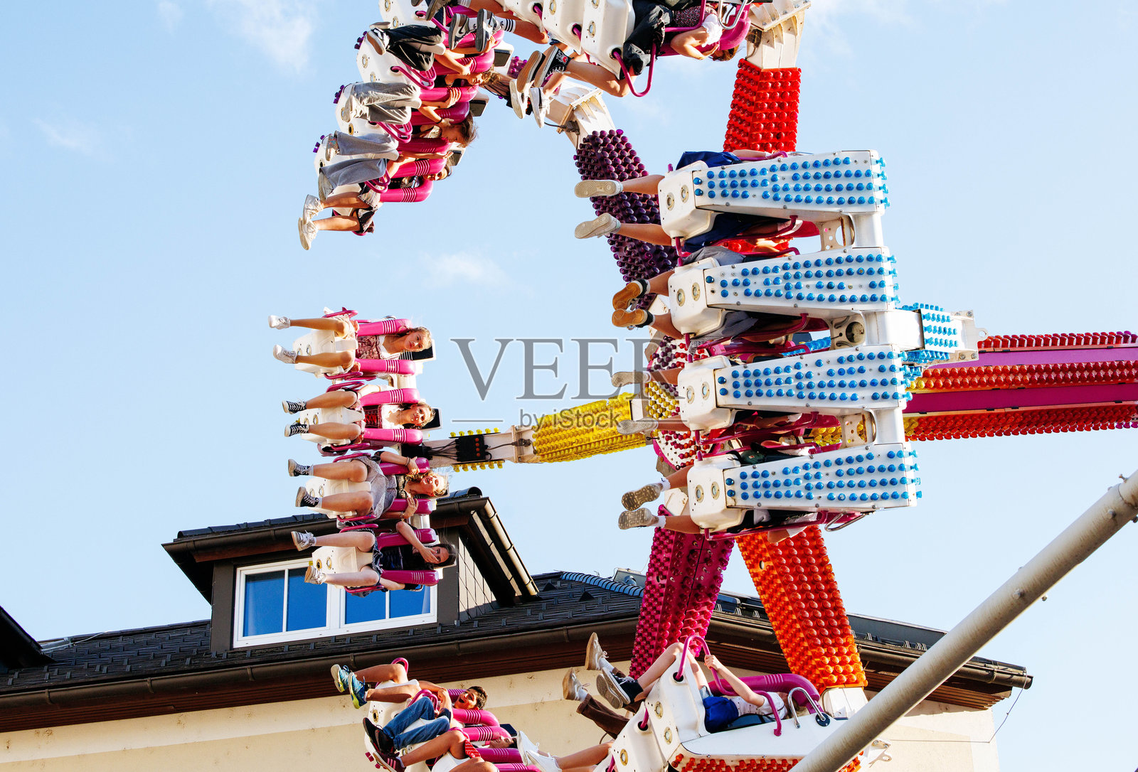 五彩缤纷的游乐设施在菲拉赫嘉年华节上旋转，兴奋的游客们尽情体验，展现出充满活力的节日气氛和惊险刺激的体验照片摄影图片