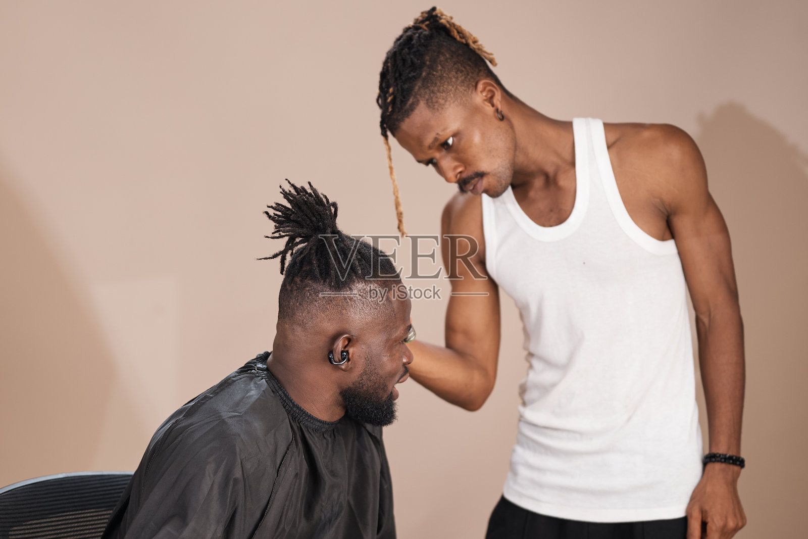 理发师在理发时与男顾客交流照片摄影图片