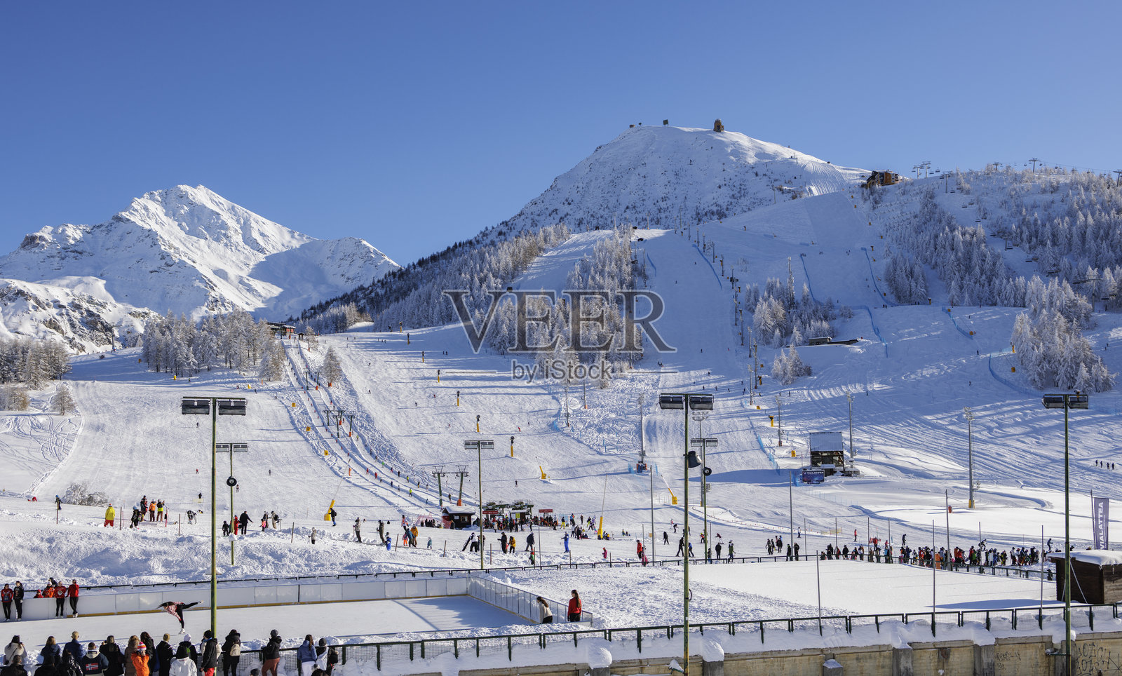 意大利皮埃蒙特塞斯特里埃雷,冬日午后滑雪道上的滑雪者照片摄影图片