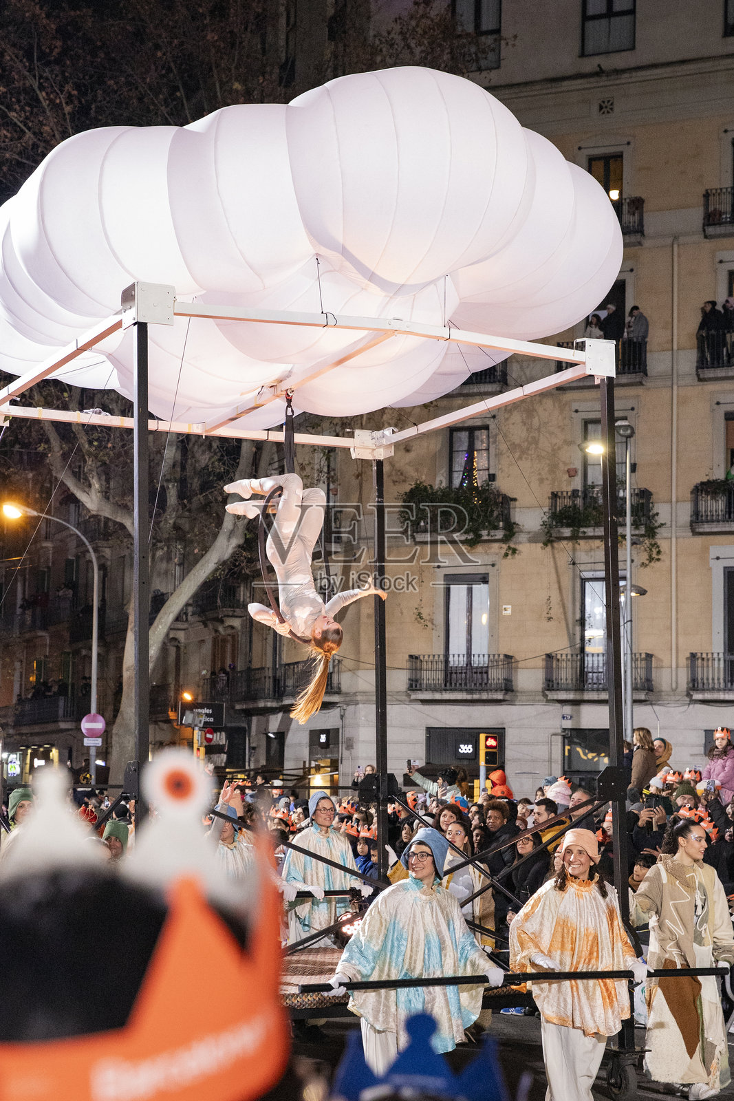 西班牙巴塞罗那城市游行中身着鲜艳嘉年华服装的表演者照片摄影图片