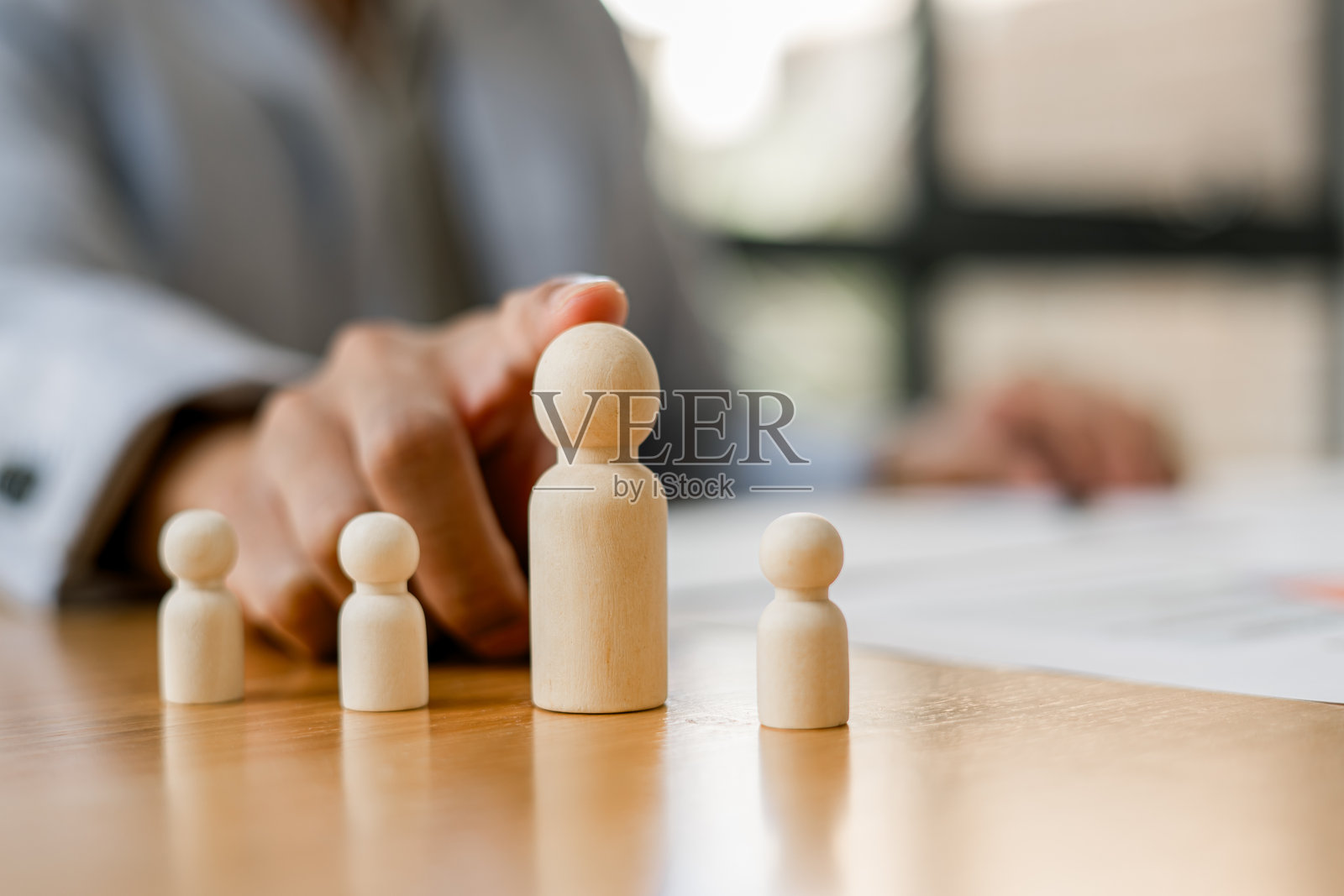 领导者，木制人偶带领团队，木块上有商业图标，商业战略与增长成功过程，领导力概念。照片摄影图片