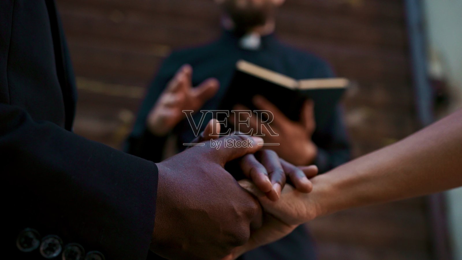 新郎新娘手牵手站着照片摄影图片