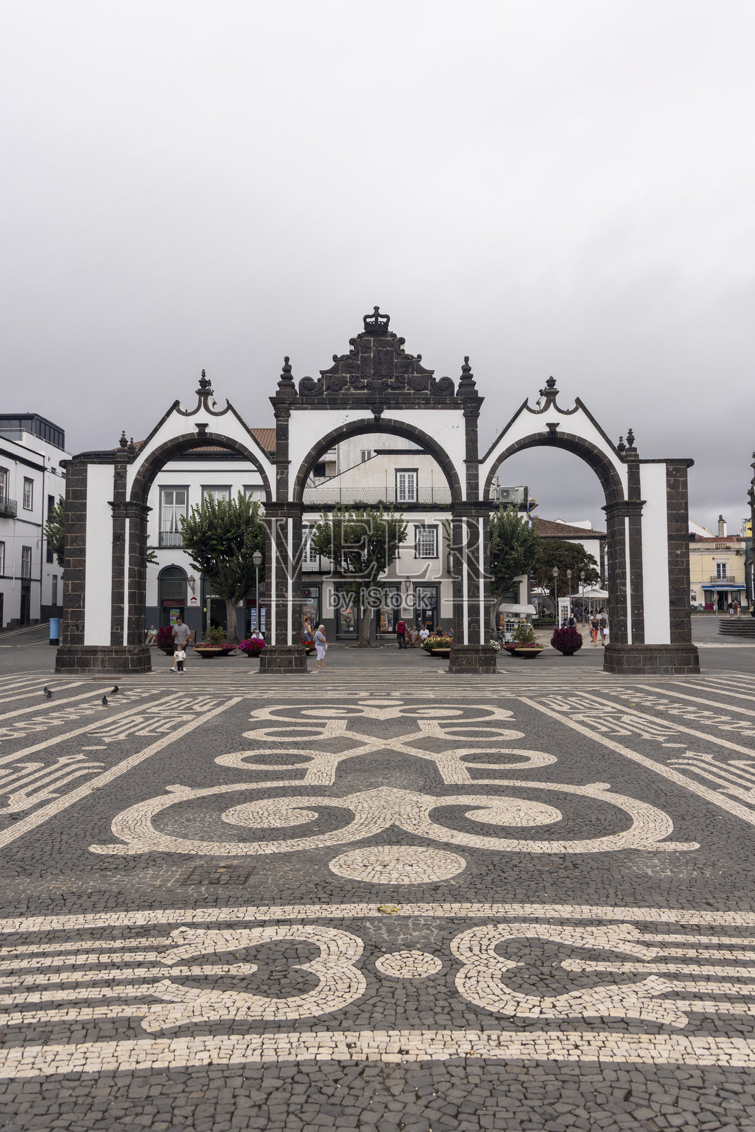 一个带有白色屋顶和黑色屋顶的大拱门照片摄影图片