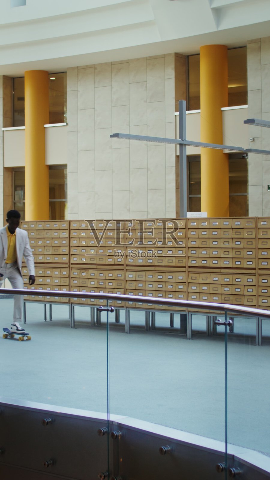 一位穿着西装的男士正在玩滑板。照片摄影图片