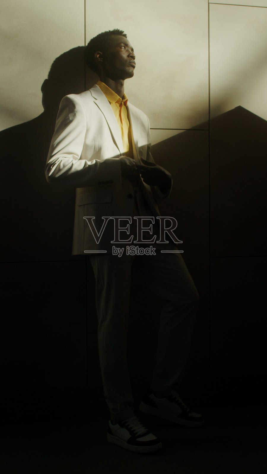 一位西装革履的男士站在…附近照片摄影图片