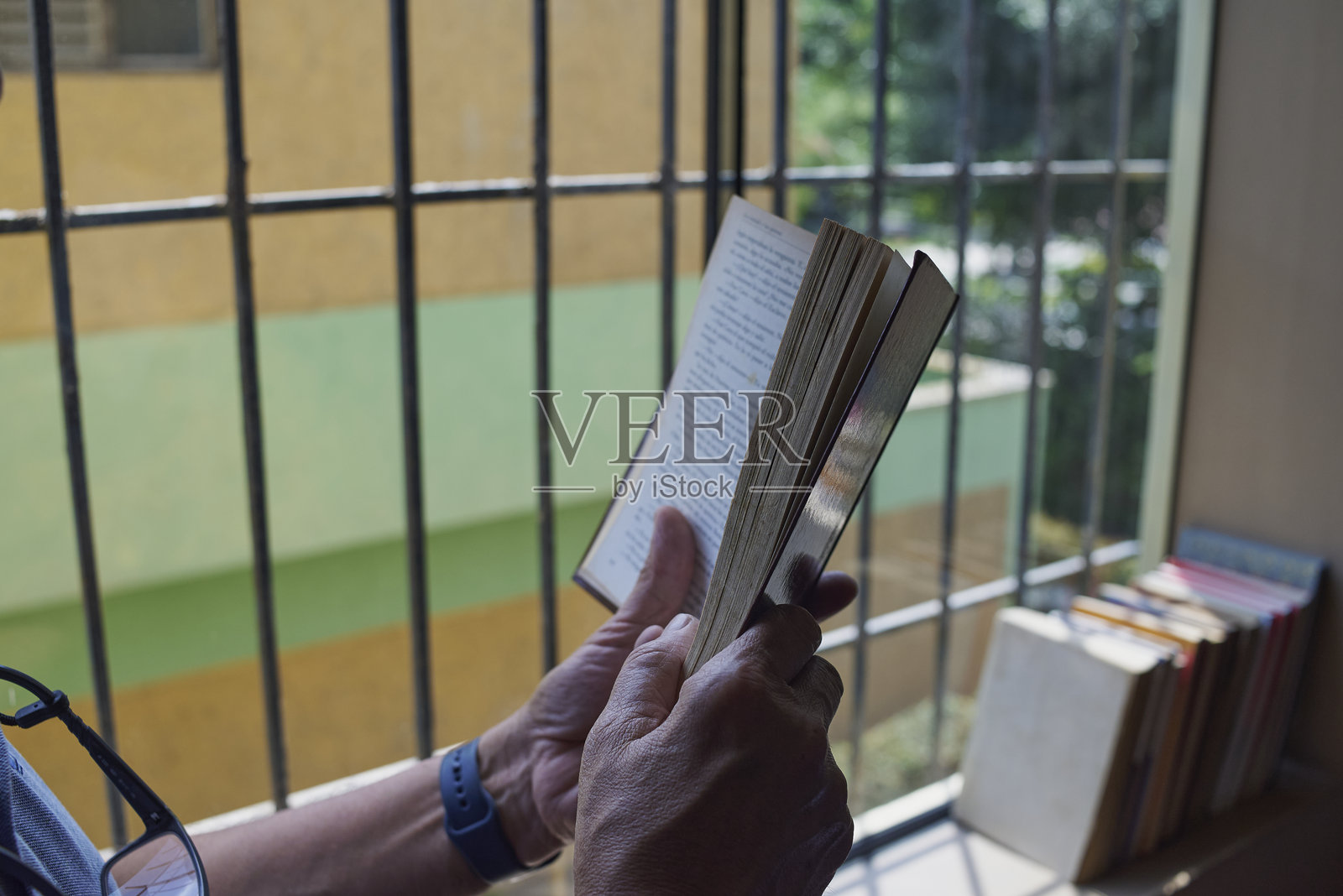 成年男子正在读书照片摄影图片