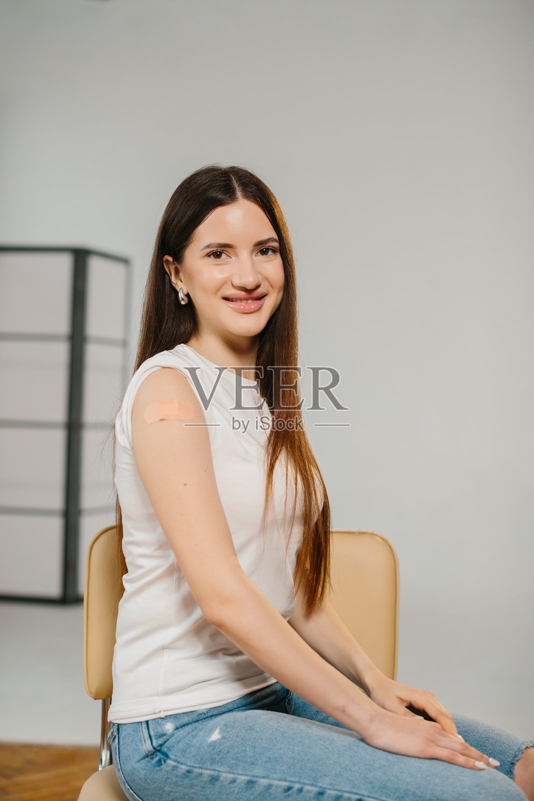 接种疫苗后微笑的年轻女子照片摄影图片