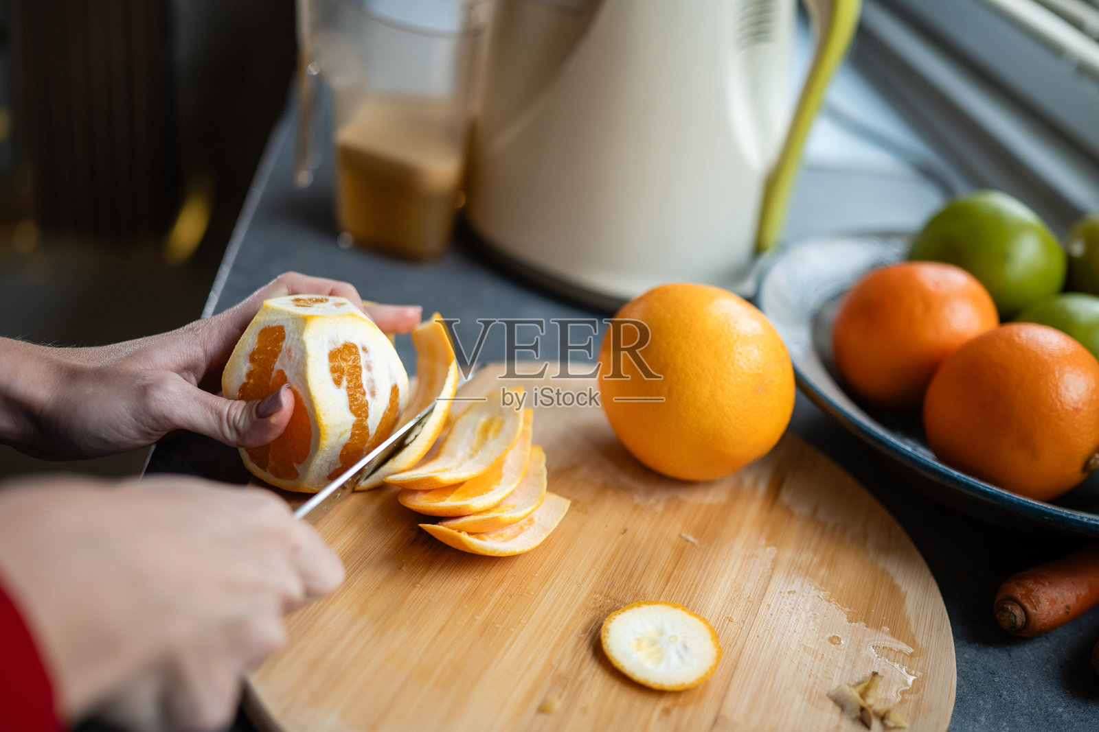 为新鲜健康的果汁剥橙子照片摄影图片