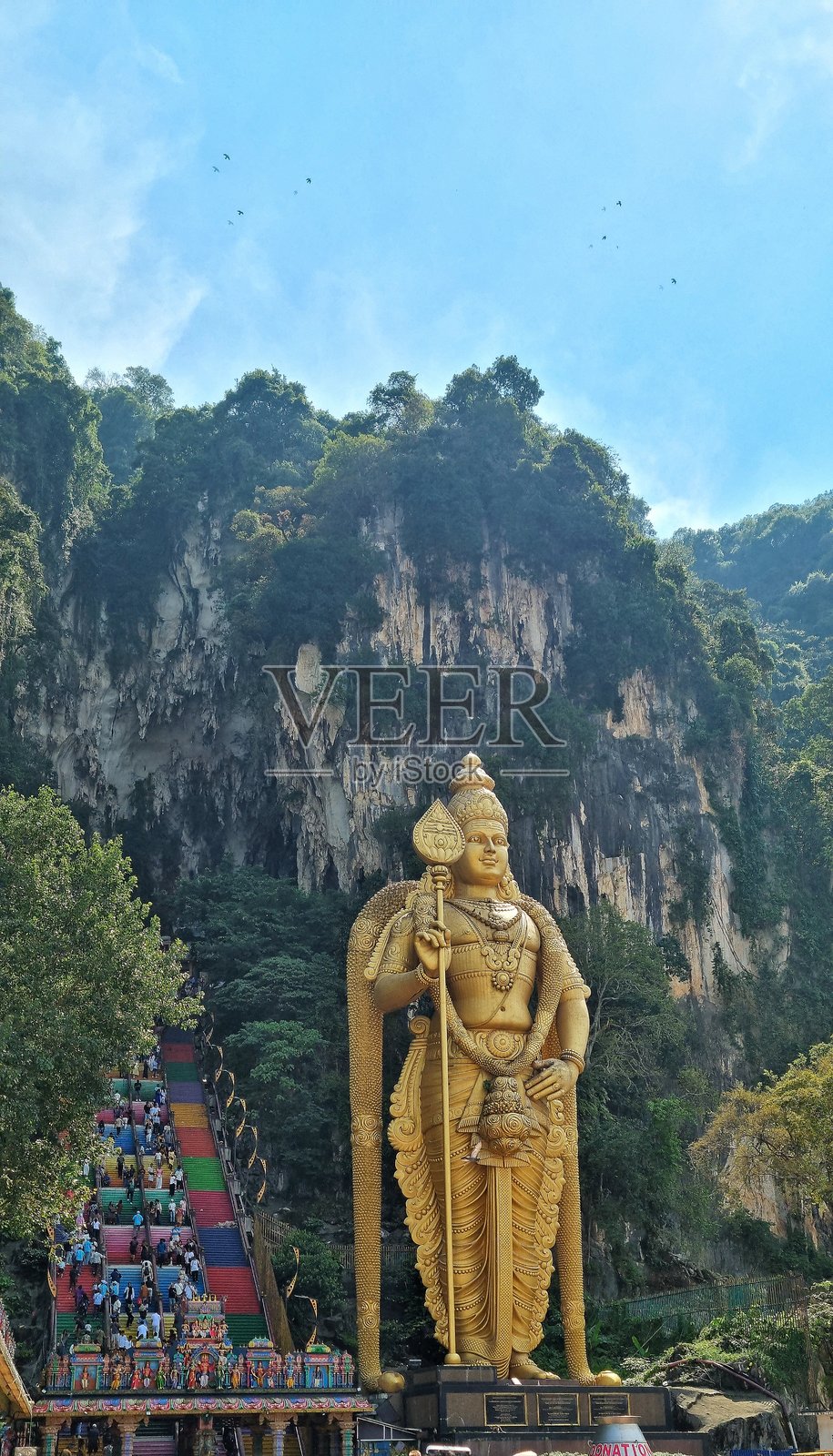 印度教神祇穆卢干的金色雕像照片摄影图片