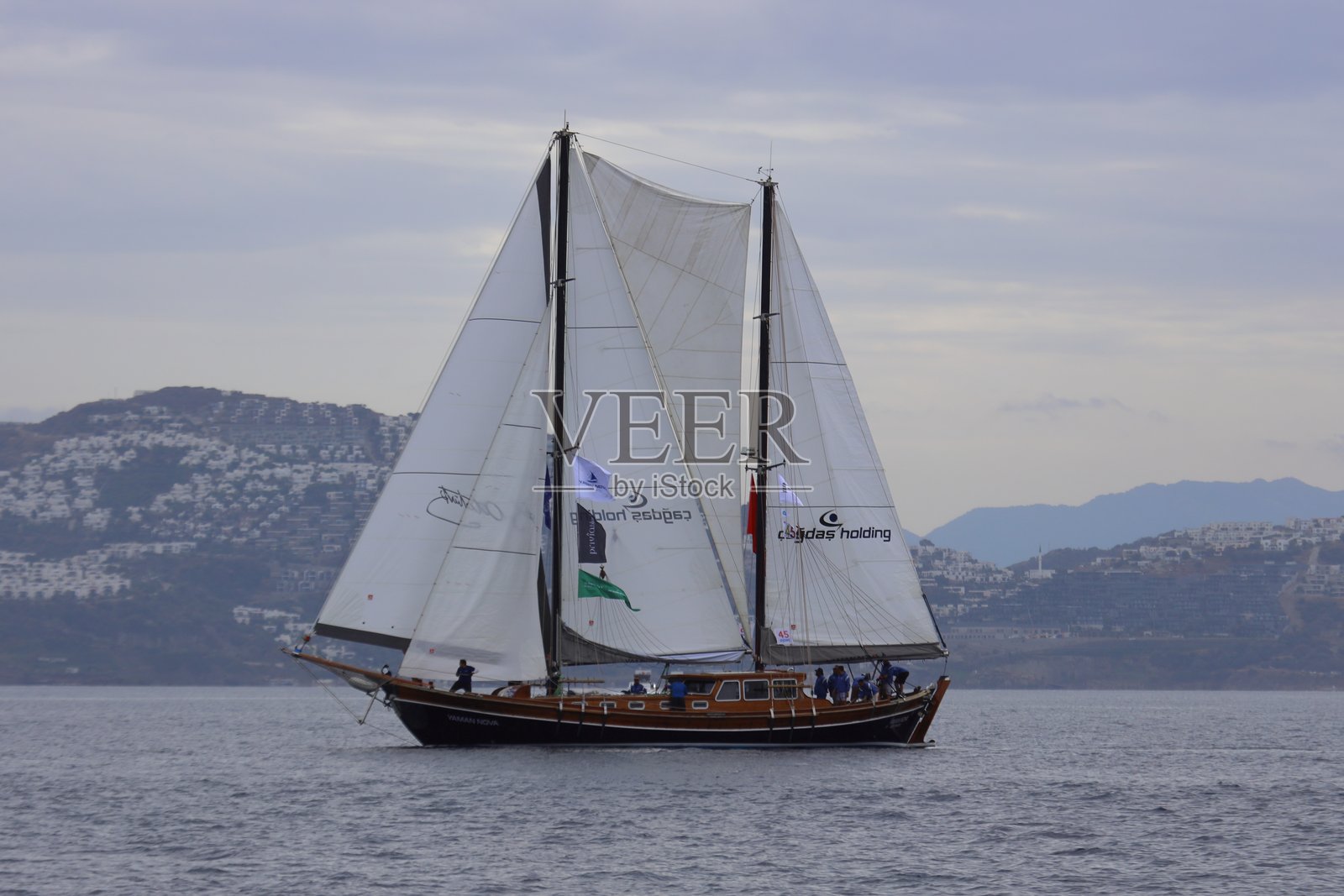 秋季，木制帆船在著名的度假胜地博德鲁姆巡游。照片摄影图片