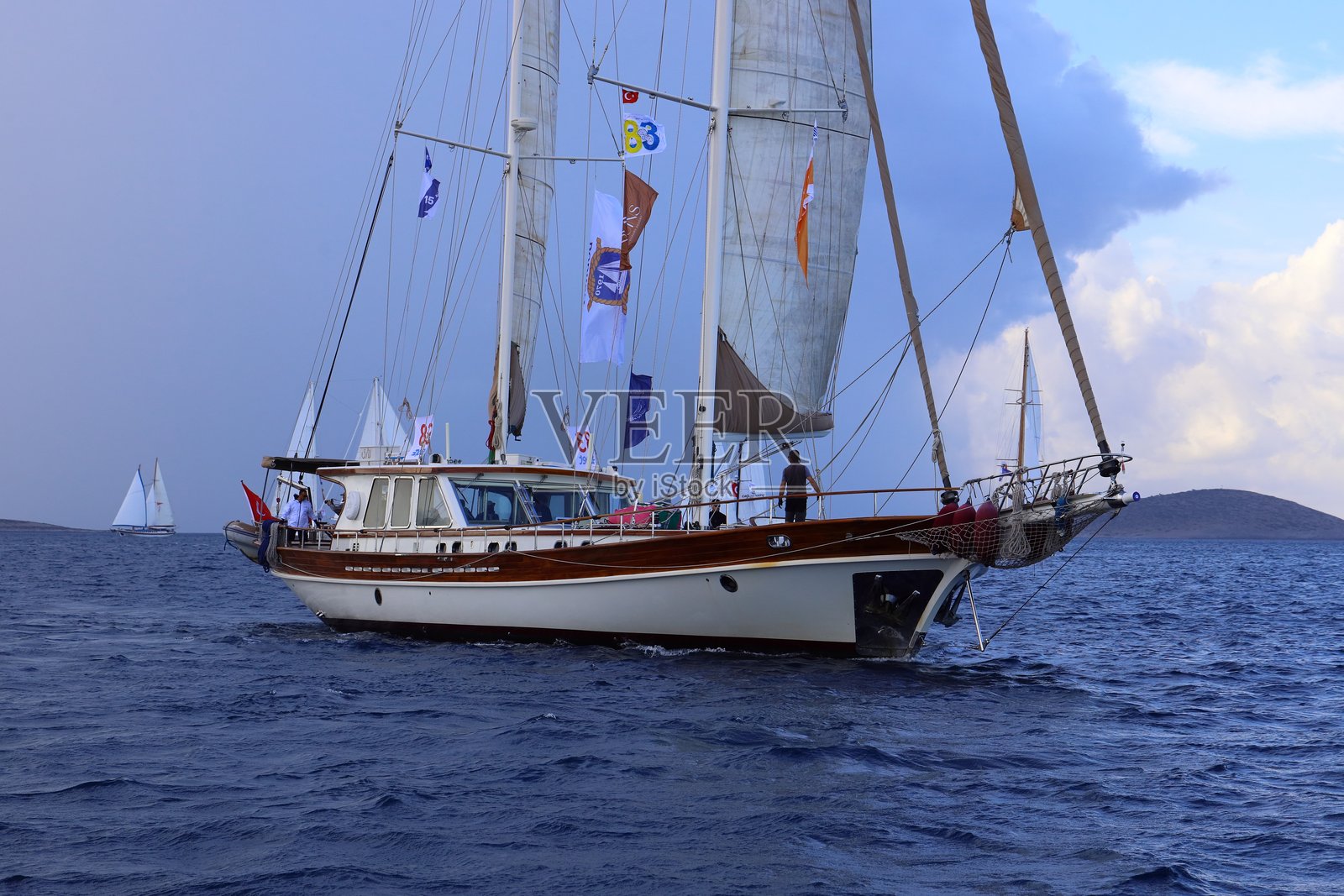 秋季，木制帆船在著名的度假胜地博德鲁姆巡游。照片摄影图片