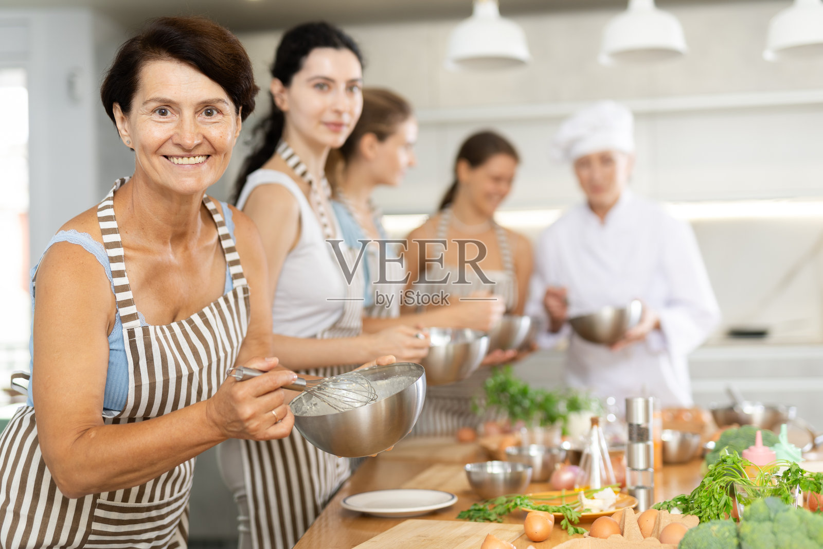 一位成熟的女性双手捧着碗照片摄影图片