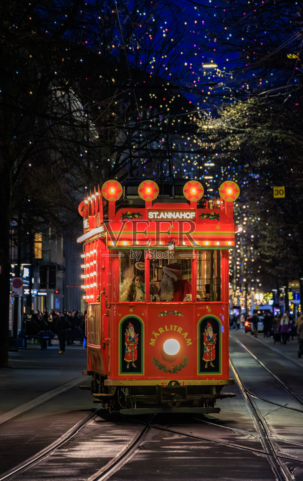 夜晚,苏黎世标志性的红色圣诞电车与圣诞老人照片摄影图片