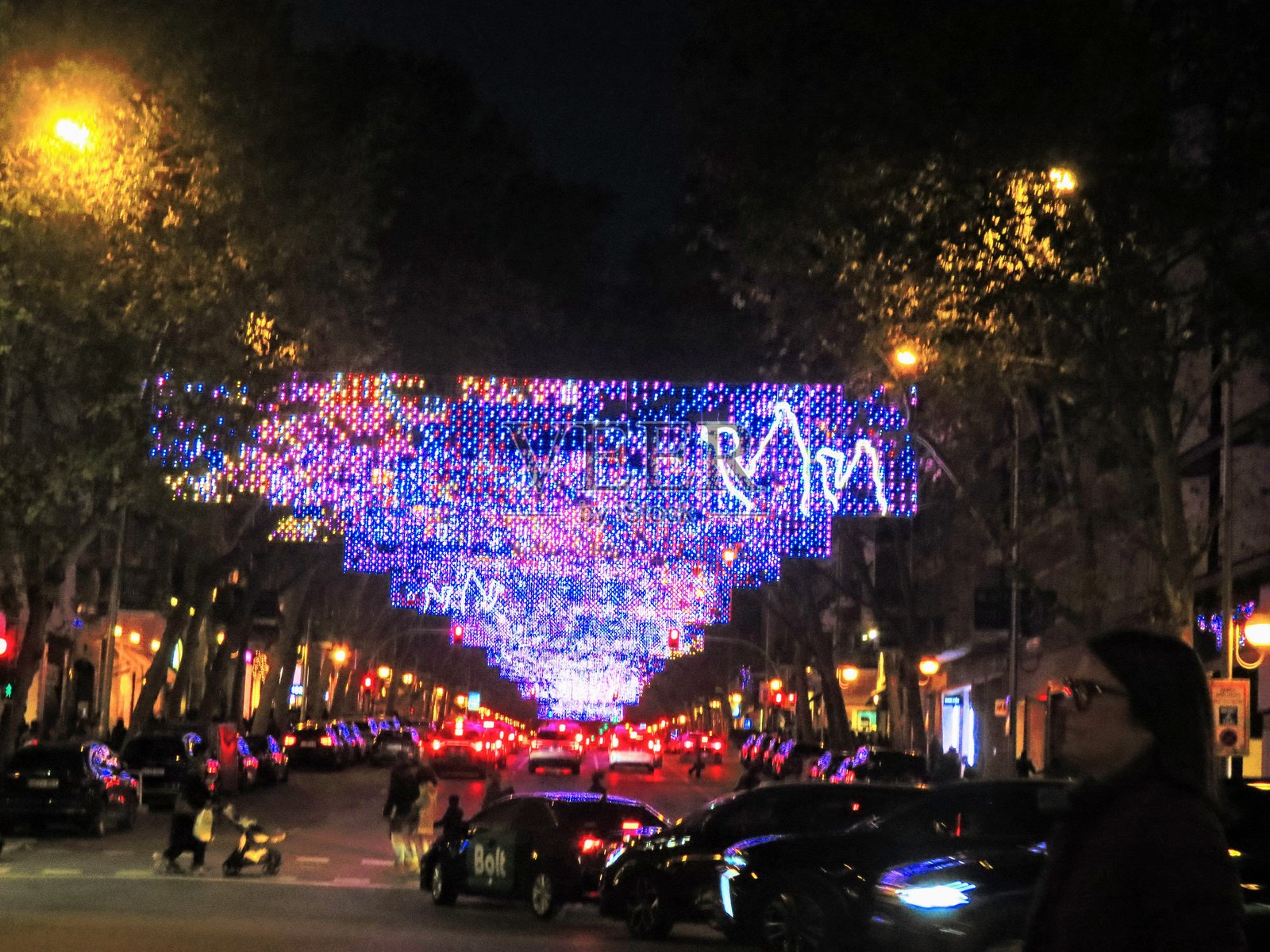 马德里市中心的建筑。圣诞节街道灯饰装饰。照片摄影图片