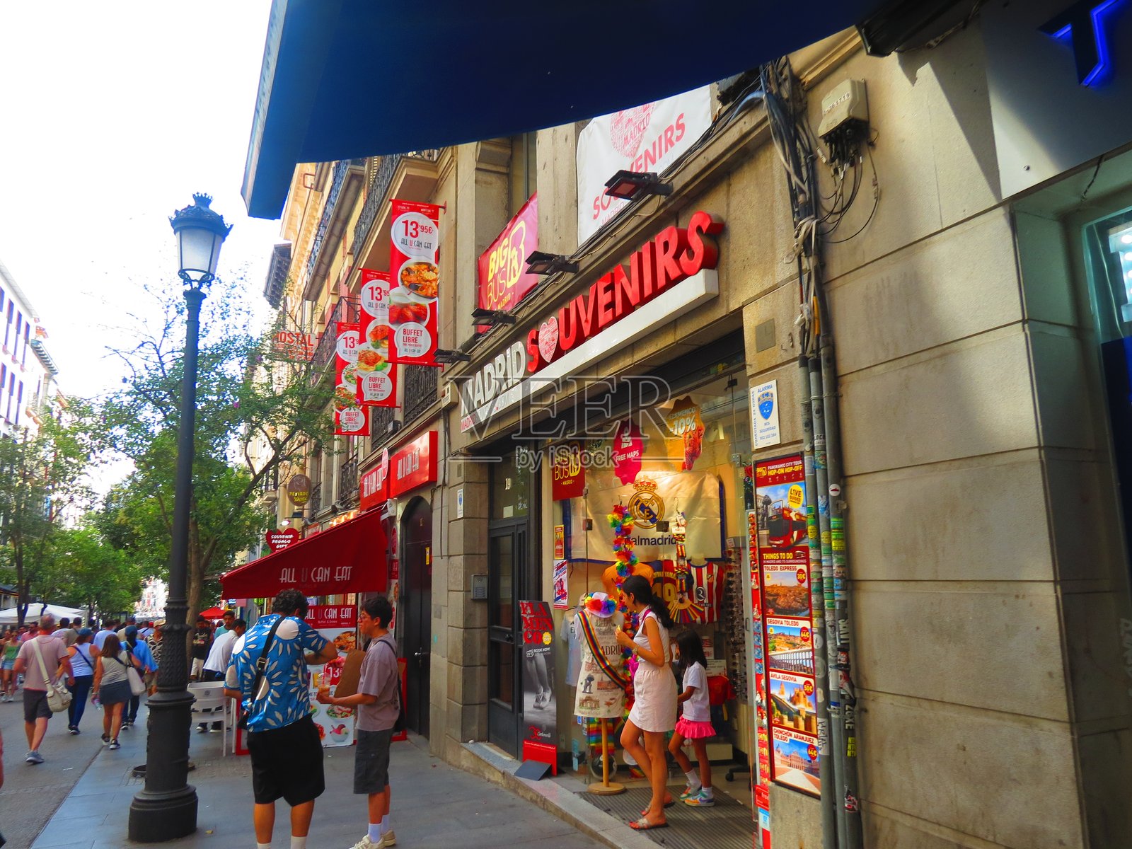 马德里西班牙首都市中心的建筑，人们在街道上行走。马德里格兰大道。照片摄影图片