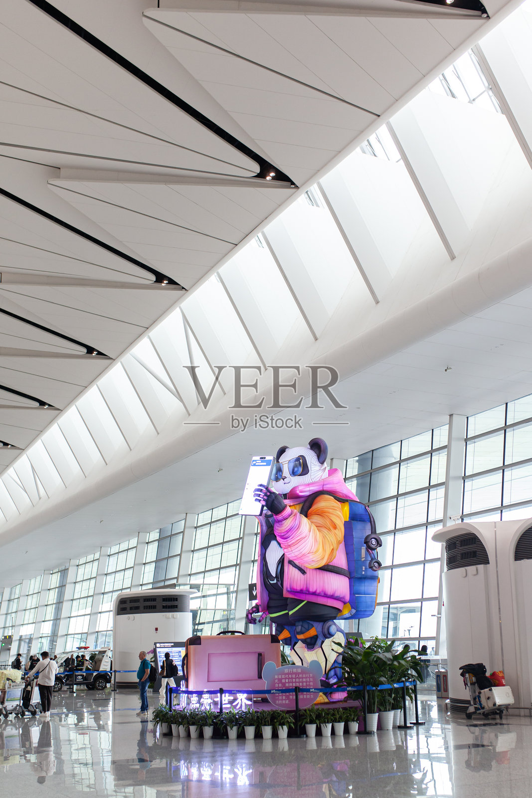 中国四川成都 - 2025年10月30日：成都天府国际机场（TFU）巨大的熊猫装置艺术。照片摄影图片