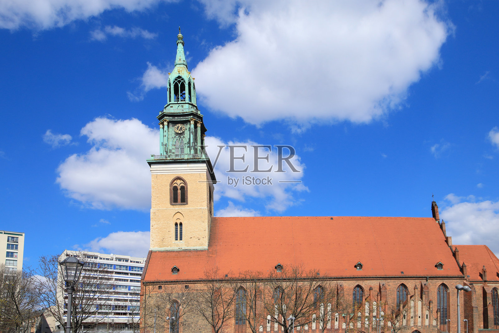 德国柏林亚历山大广场上的圣玛丽教堂照片摄影图片