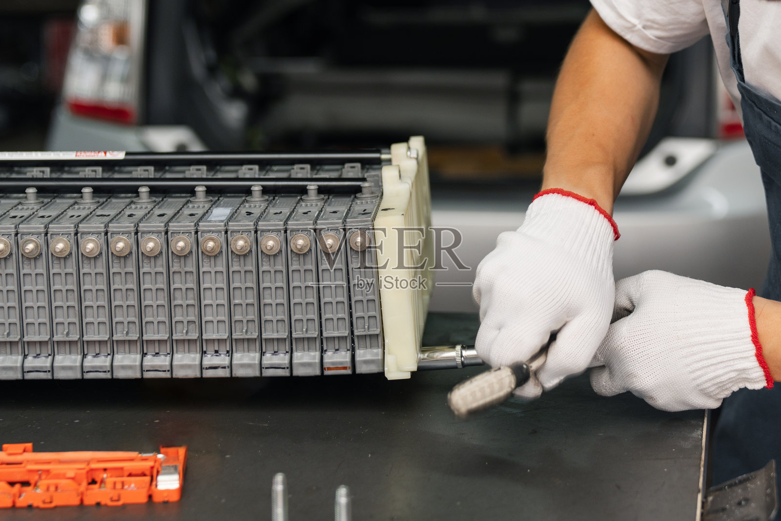 服务人员正在修理混合动力汽车的电池组照片摄影图片