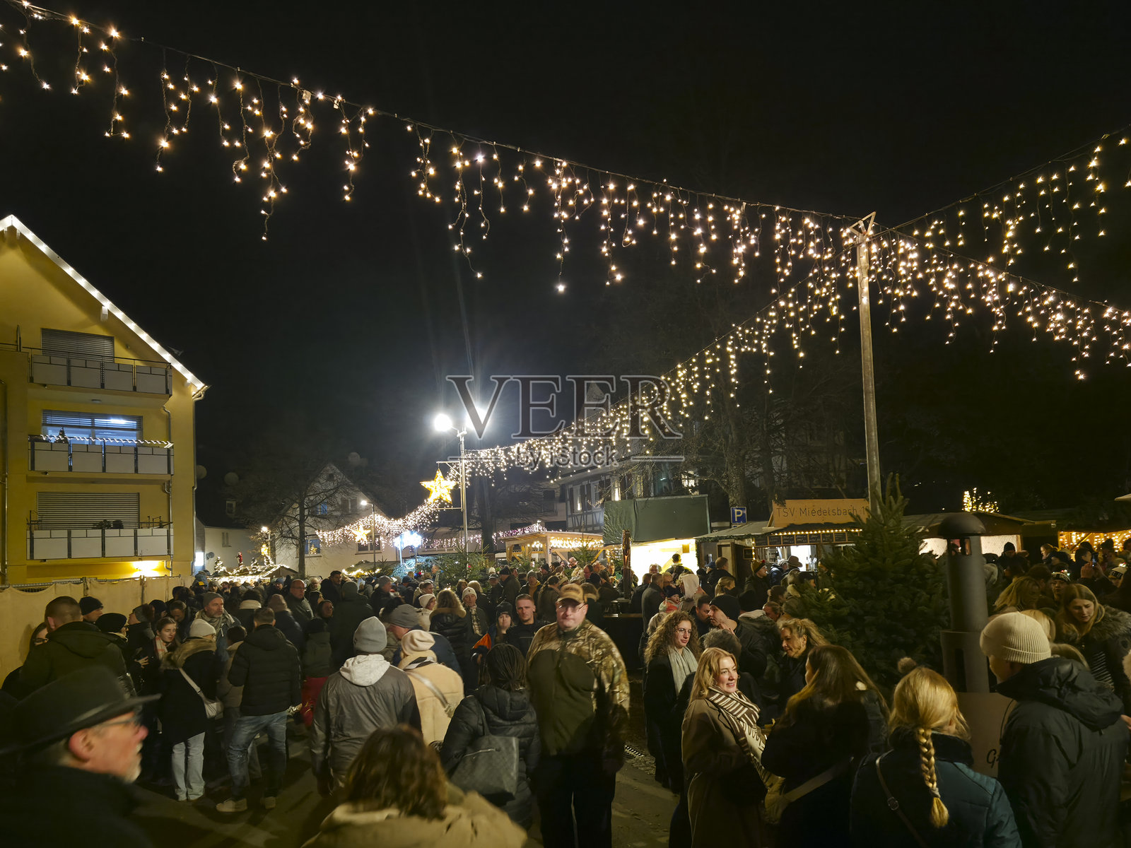 节日降临节森林集市的夜景，人潮涌动照片摄影图片