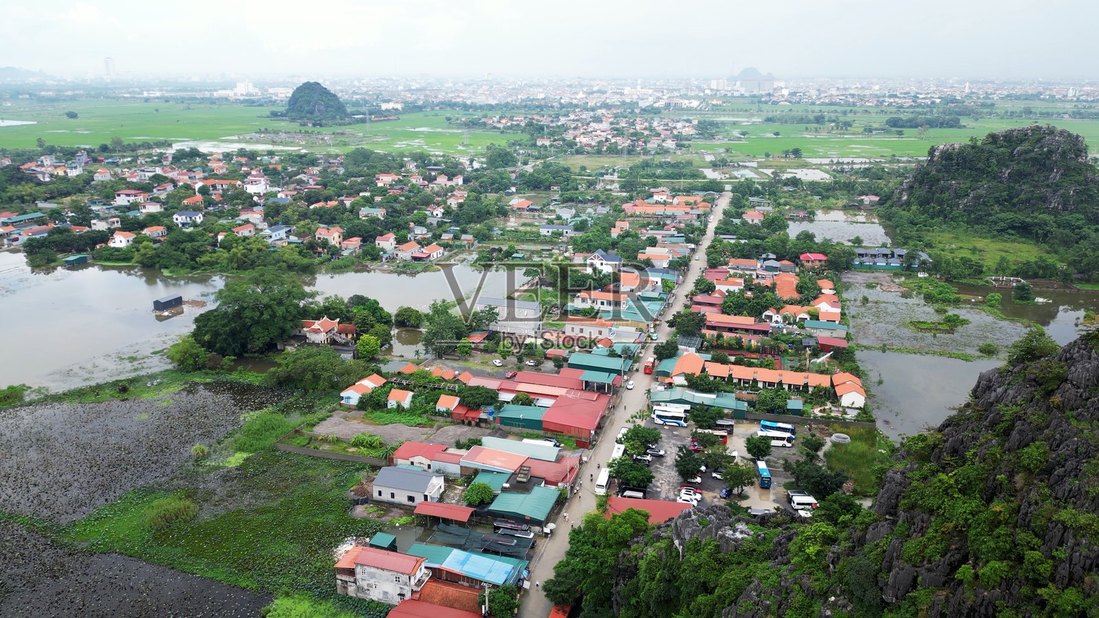 越南红河三角洲地区的宁平省和三谷，壮观的石灰岩喀斯特地貌从稻田和河流中涌现，有“陆地上的海上桂林”之称——夏季台风过后，稻田和乡村被淹没。探索联合国教科文组织世界遗产照片摄影图片