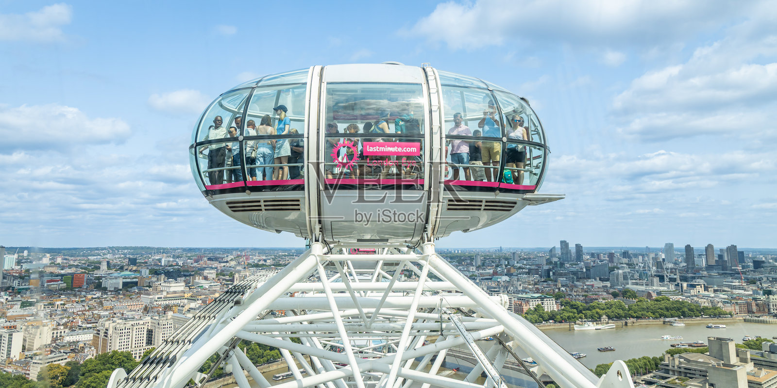 伦敦眼的高科技玻璃观景舱经过最高点,提供360度城市景观照片摄影图片