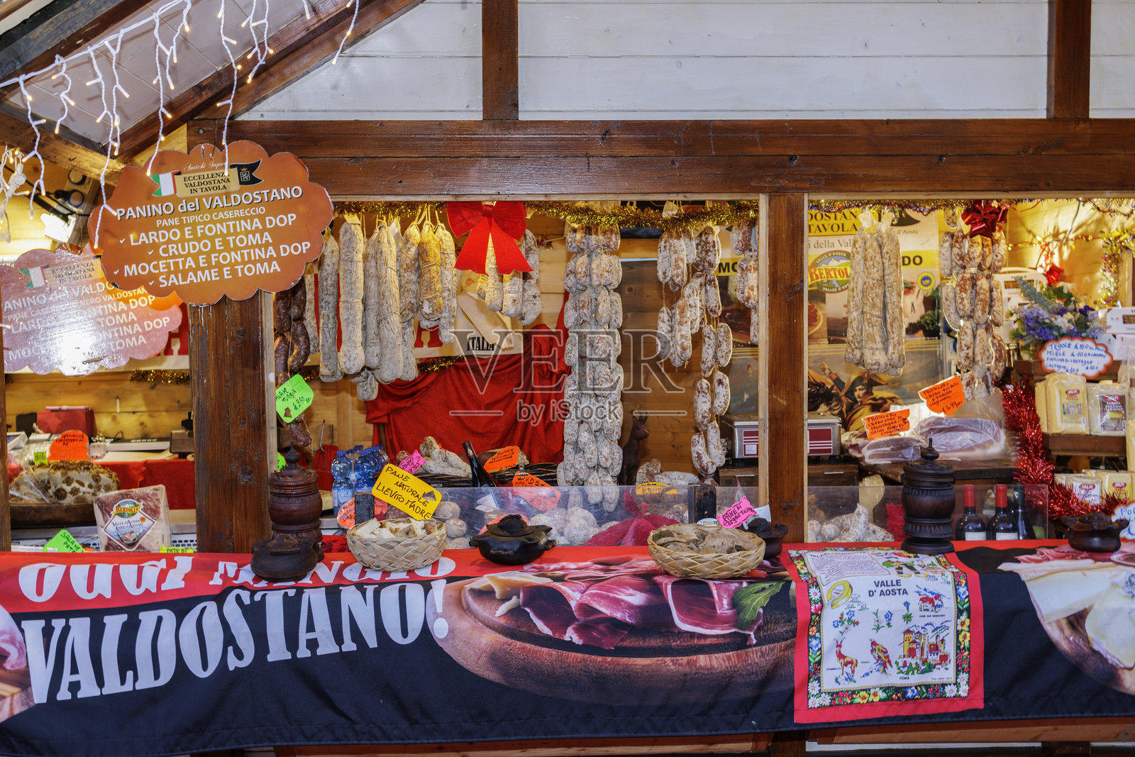 夜间的都灵圣诞市场(意大利)照片摄影图片