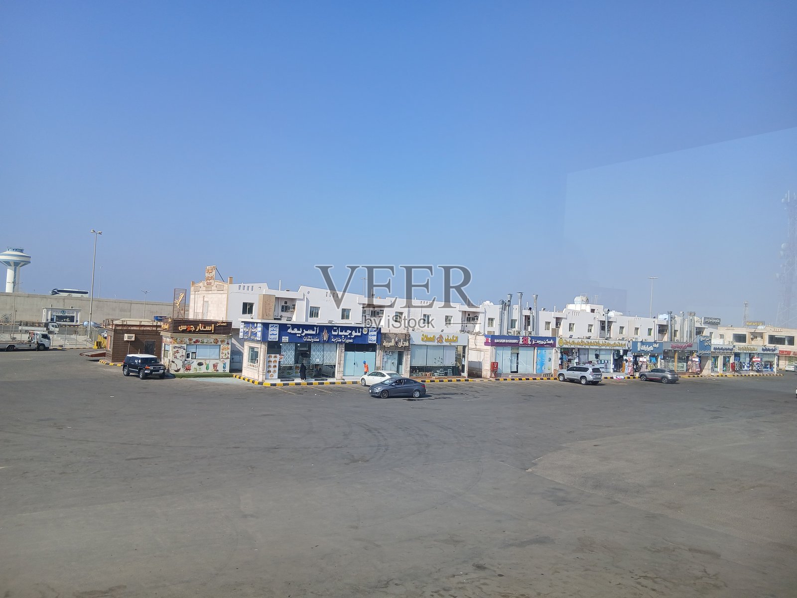 麦加朝圣路线上，利斯城内的清真寺、餐馆、杂货店以及售卖朝觐和副朝服装的商店照片摄影图片