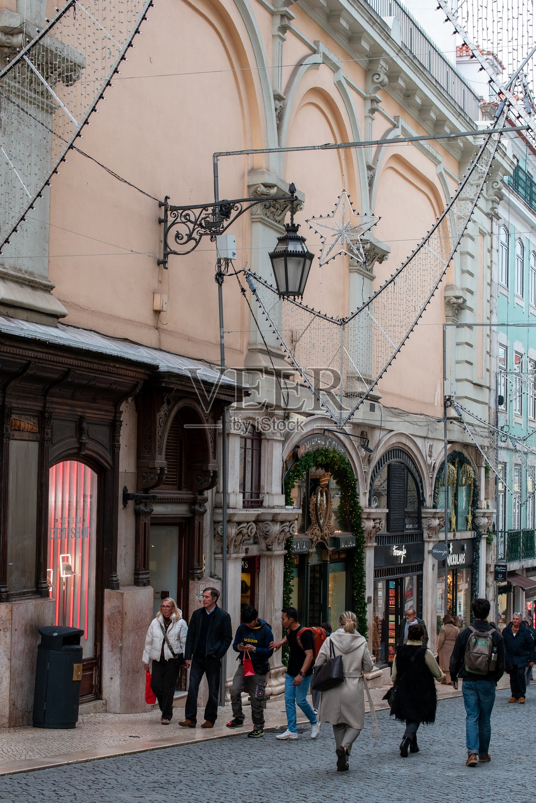 迷人的欧洲街道,装饰着节日圣诞彩灯照片摄影图片