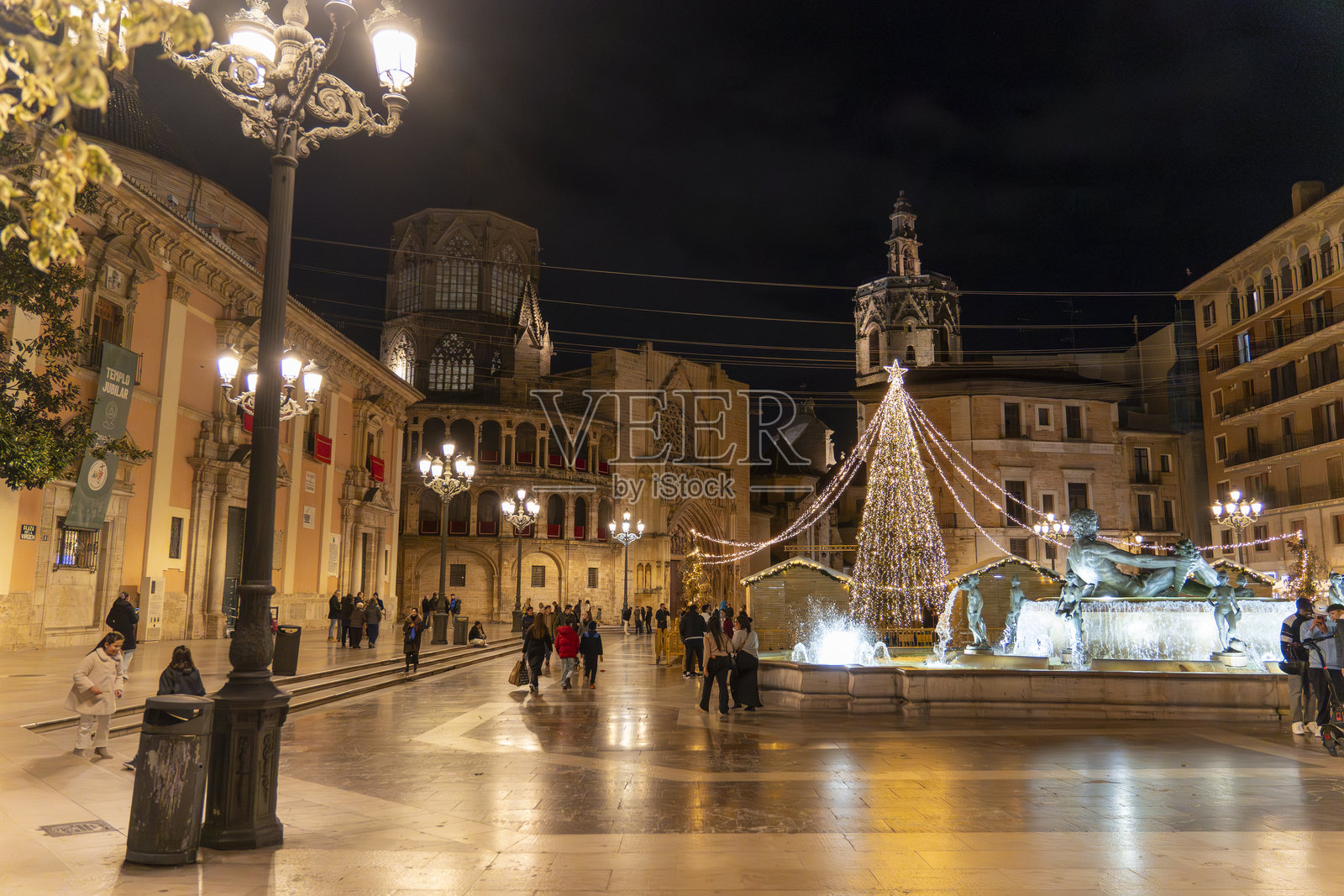 西班牙瓦伦西亚历史中心夜景，挂满圣诞灯饰照片摄影图片