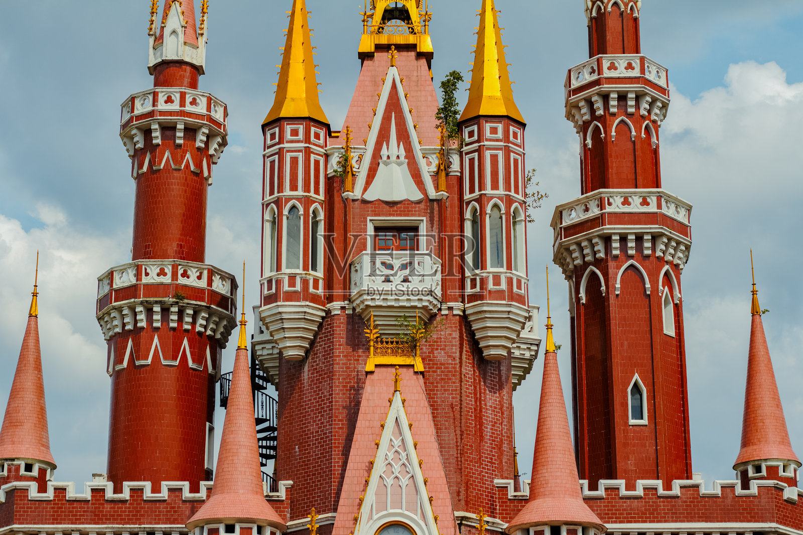 儿童宫殿外部景观。这是一座童话般的城堡和游乐场。照片摄影图片