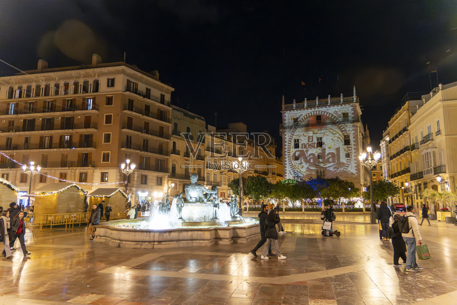 西班牙瓦伦西亚历史中心夜景，挂满圣诞灯饰照片摄影图片
