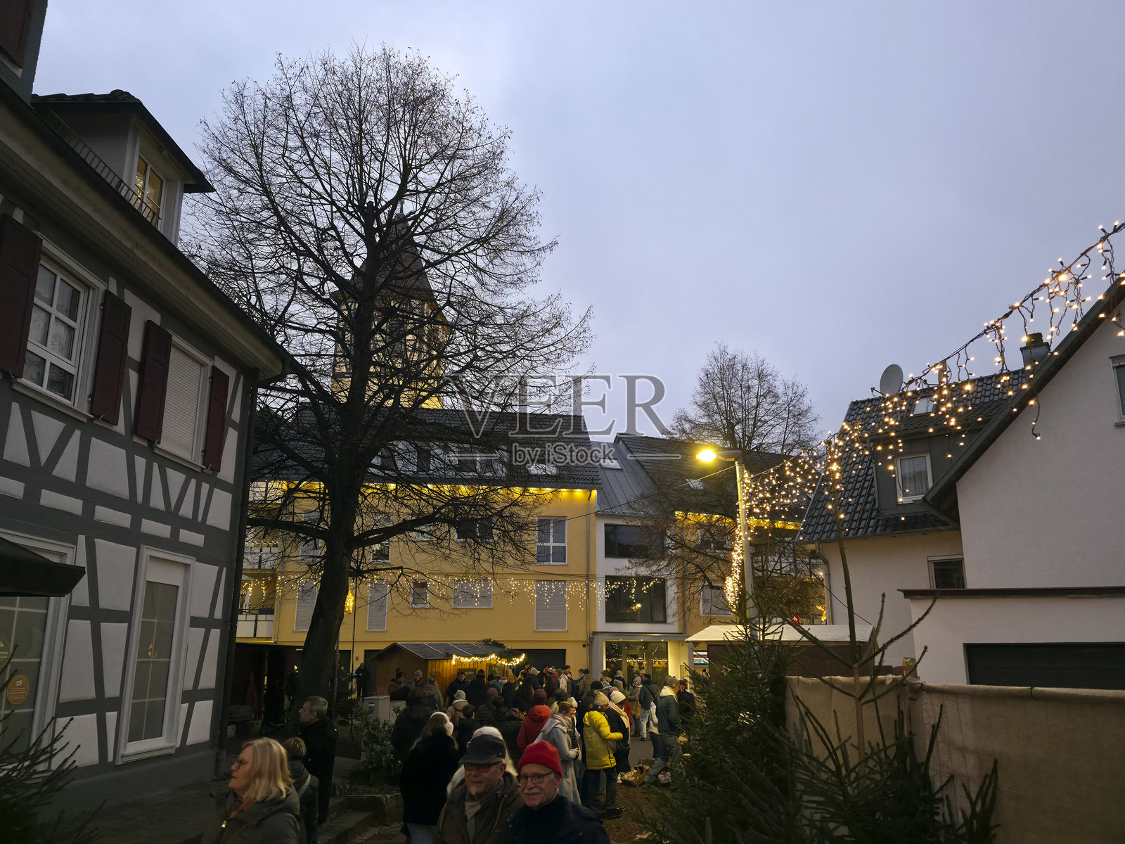 森林里的节日气氛浓厚的圣诞集市吸引了众多游客照片摄影图片