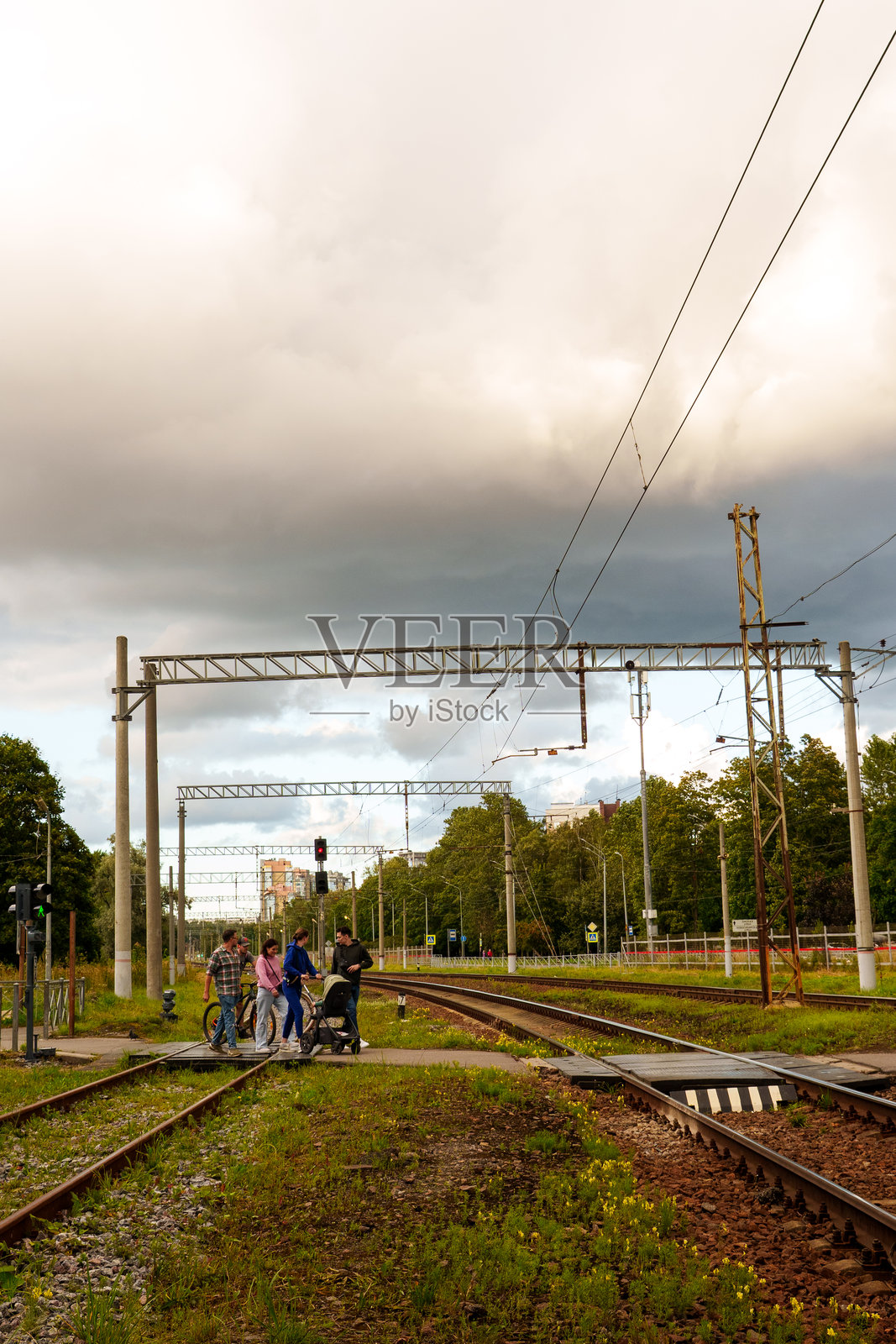 行人在受监管的过轨处穿越铁轨照片摄影图片