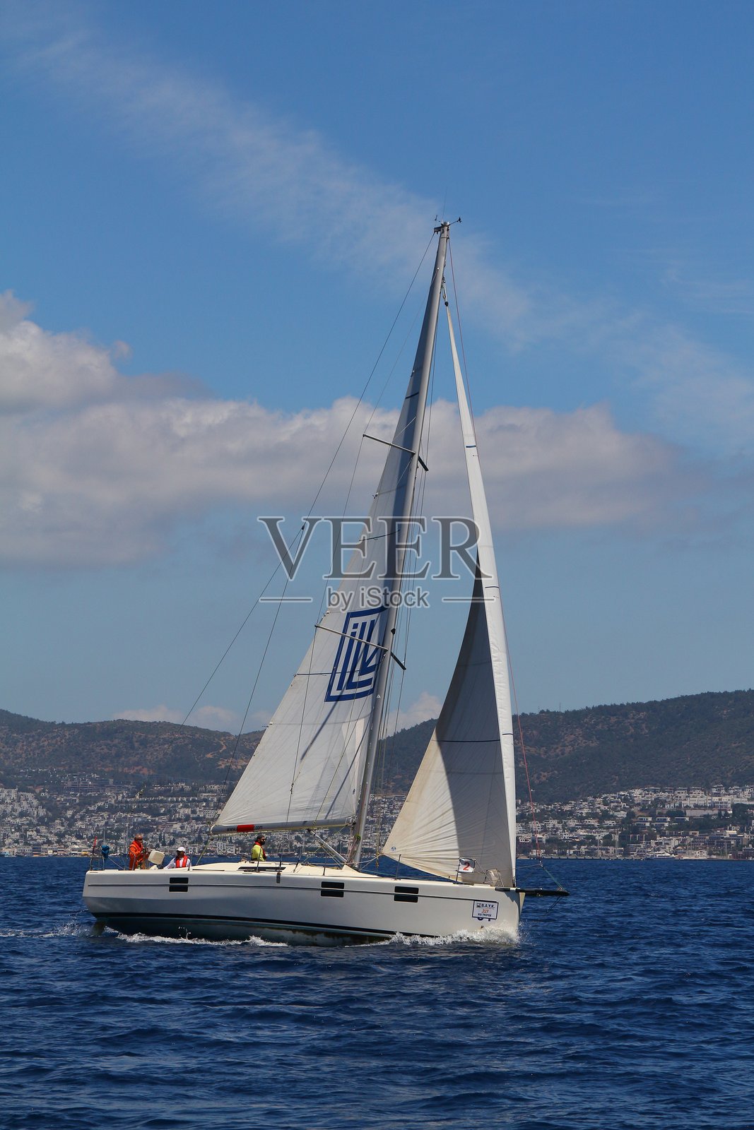 帆船在爱琴海的蓝色海面上乘风破浪，这里靠近著名的度假胜地博德鲁姆海岸。照片摄影图片