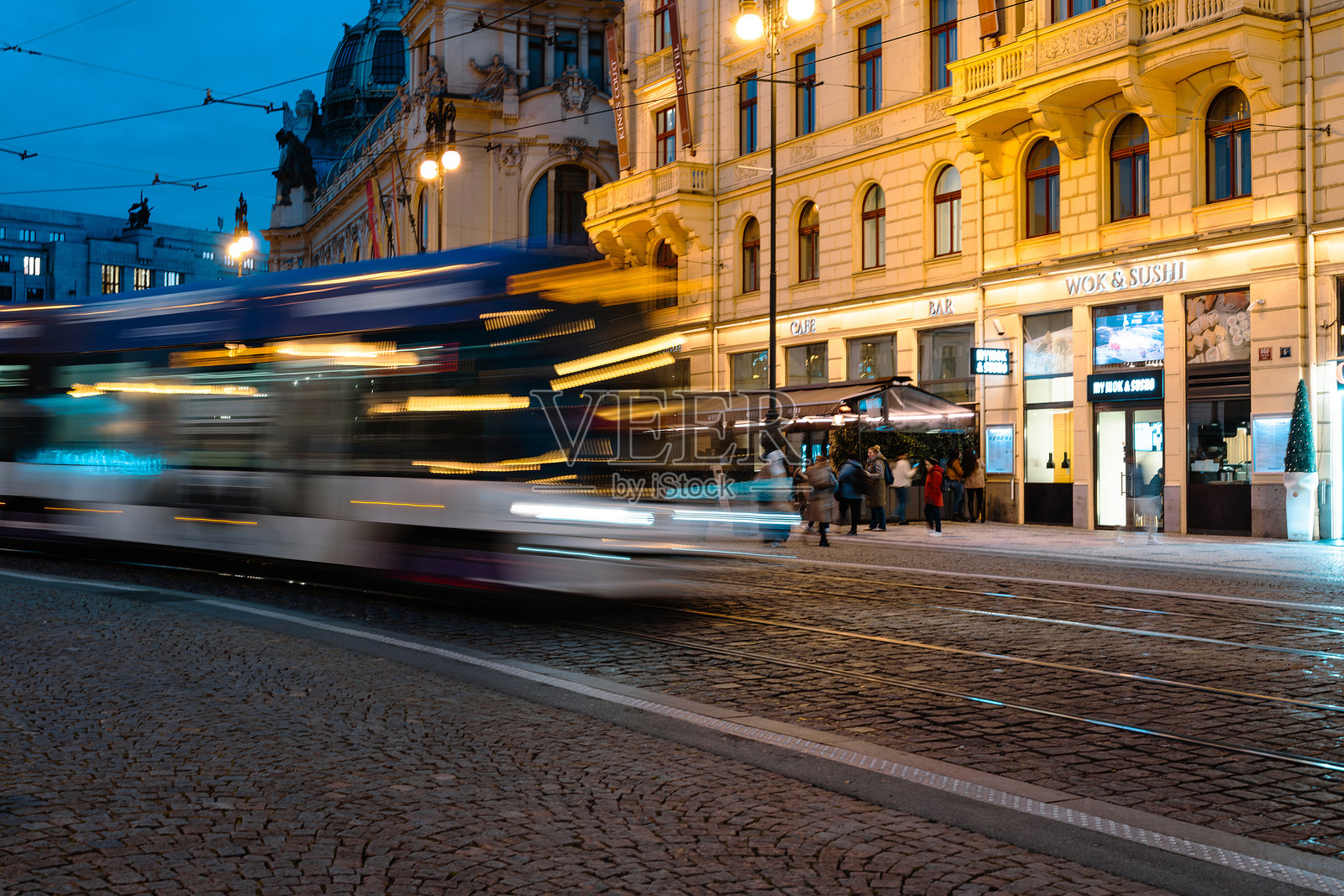 夜晚的布拉格市中心街道上的游客照片摄影图片