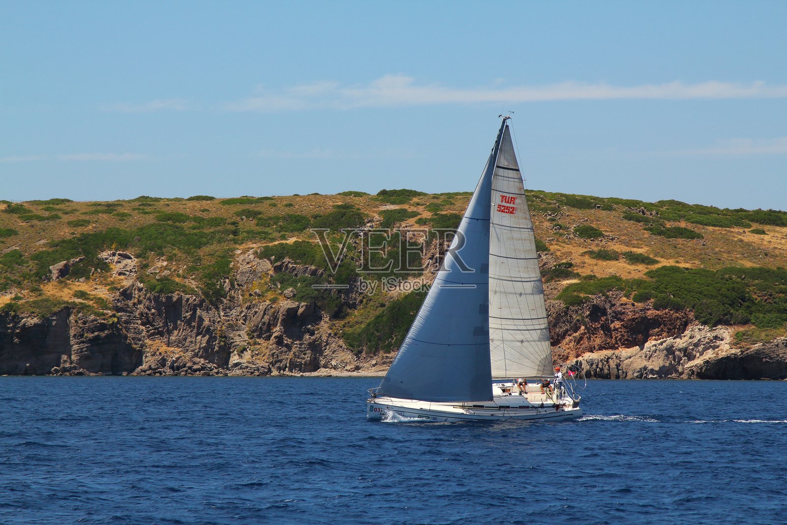 在著名的度假胜地博德鲁姆海岸,爱琴海的蓝色海面上,帆船在风大的天气中航行。照片摄影图片
