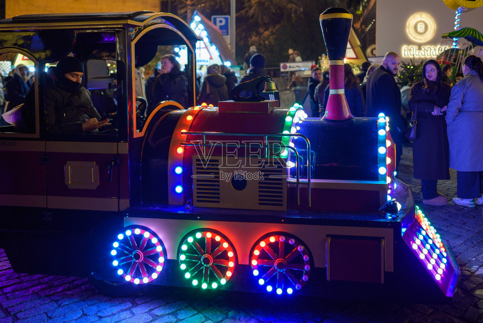 格鲁吉亚首都第比利斯的传统圣诞市场和村庄里的火车照片摄影图片